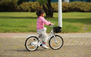 Bicikliző gyermek